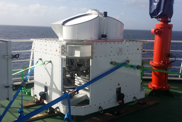 Foto: Heike Kalesse-Los / Universität Leipzig zur Vergrößerungsansicht des Bildes: Wolkenradar LIMRAD94 in der Schiffsstabilisierungsplattform auf der RV Meteor während der EUREC4A Feldmesskampagne. Foto: Heike Kalesse-Los