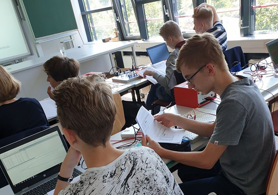 zur Vergrößerungsansicht des Bildes: Schüler bei einem Kurs zu Experimentieren mit dem ClassPad, C-Lab, Sensoren und Laptop