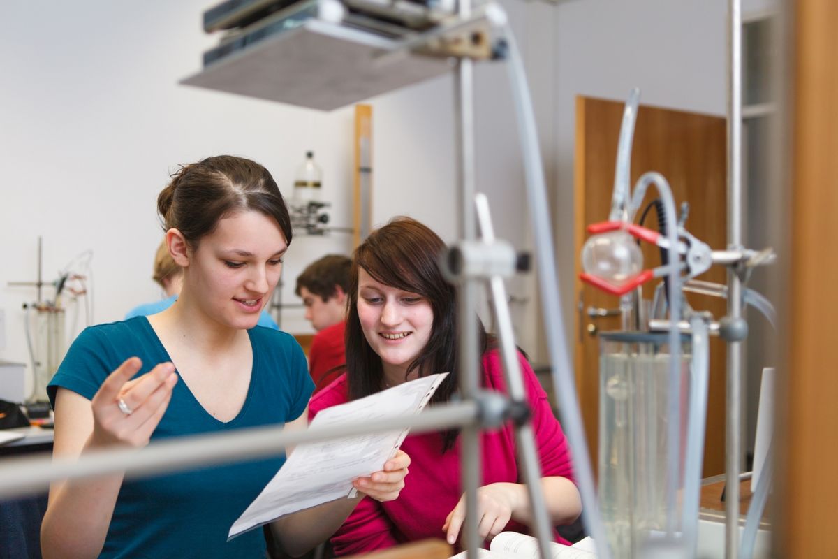 zur Vergrößerungsansicht des Bildes: Studierende beim Physikalischen Grundpraktikum