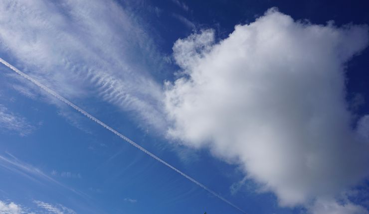 Neben einer Cumuluswolke sind die hohen Eiswolken, die Zirren zu sehen. Darunter ist auch eine linienförmige Zirruswolke, ein Kondensstreifen von einem Flugzeug. Johannes Quuas