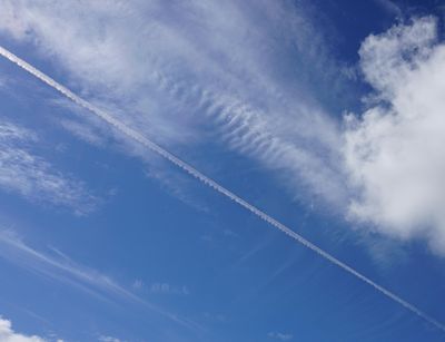 Neben einer Cumuluswolke sind die hohen Eiswolken, die Zirren zu sehen. Darunter ist auch eine linienförmige Zirruswolke, ein Kondensstreifen von einem Flugzeug. Johannes Quuas