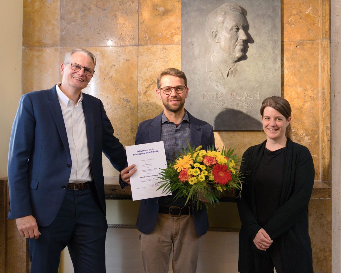 zur Vergrößerungsansicht des Bildes: Prof. Dr. Marius Grundmann mit dem Preisträger des „Felix Bloch Early Investigator Award 2022” Dr. Robin Gühne und der Vortragenden Prof. Dr. Monika Aidelsburger (von links nach rechts)