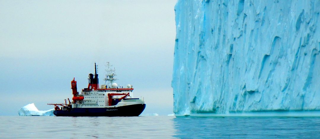 Das Forschungsschiff Polarstern vor einem mächtigen Eisberg in der inneren Pine Island Bucht, Westantarktis