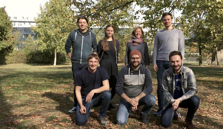 Team of the Remote Sensing and Arctic Climate System Working Group on the meadow in the Friedenspark. Photo: Johannes Röttenbacher / Universität Leipzig