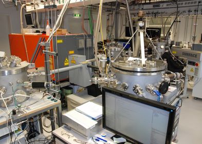 Labor zur Laser-Plasmaabscheidung von Prof. Lorenz und Prof. Grundmann Labor zur Laser-Plasmaabscheidung von Prof. Lorenz und Prof. Grundmann