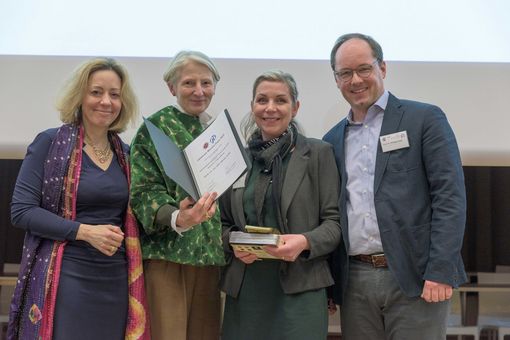 Im Rahmen der GPP-Jahrestagung in Leipzig erhält Preisträgerin PD Dr. Mandy Laube (2.v.r.) von der Universität Leipzig ihre Auszeichnung von Vertreter:innen der Gesellschaft für Pädiatrische Pneumologie und der Dt. Lungenstiftung. Foto: Ron Kuhwede