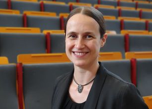 Photo of Prof. Dr. Claudia S. Schnohr in the lecture hall