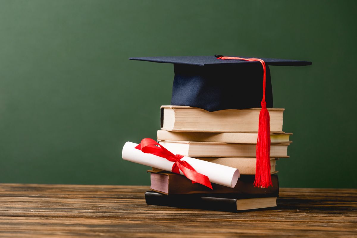 enlarge the image: A doctor's hat stands on a stack of books. Photo: Colourbox