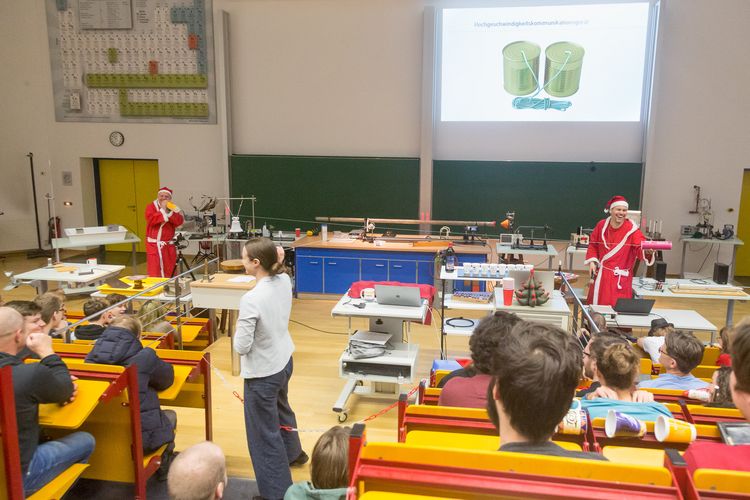 Aufnahme eines Demonstrationsexperiments bei der Weihnachtsvorlesung der Physik
