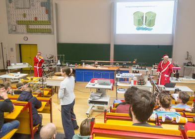 Impression von der Weihnachtsvorlesung der Physik, Foto: Berndhard Weiß Aufnahme eines Demonstrationsexperiments bei der Weihnachtsvorlesung der Physik