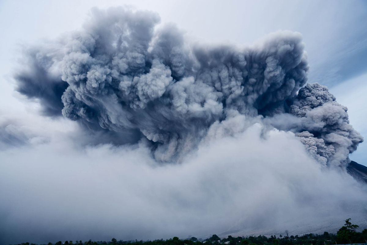 Foto: Yosh Ginsu zur Vergrößerungsansicht des Bildes: Dunkle Wolken treten Wolken treten aus einem Vulkan aus - ein potenziell wichtiger Effekt auf das Klima. Foto: Yosh Ginsu