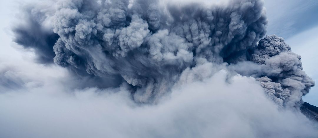  Dunkle Wolken treten Wolken treten aus einem Vulkan aus - ein potenziell wichtiger Effekt auf das Klima. Foto: Yosh Ginsu