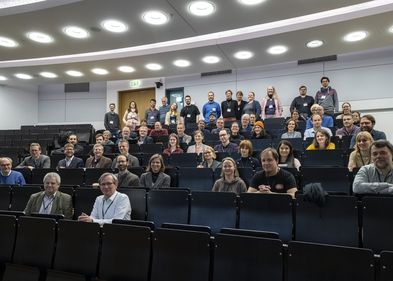 Members of the Priority Programme, Photo: Victor S. Brigola Viele Personen sitzen in einem Vortragssaal und schauen in die Kamera