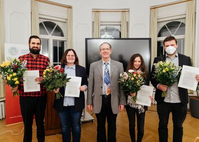 Foto: Christian Hüller/Universität Leipzig Zu sehen sind auf einem Gruppenfoto die Preisträger:innen der Promotionspreise 2021