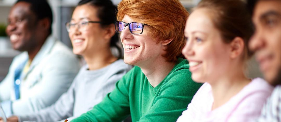 Vier Studierende in einer Vorlesung