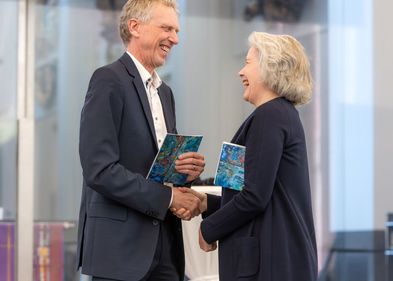 Die Rektorin der Universität Leipzig, Prof. Dr. Eva Inés Obergfell, dankt Prof. Dr. Sebastian Lentz für die gute Zusammenarbeit. Foto: Swen Reichhold Auf dem Bild sind Die Rektorin der Universität Leipzig, Prof. Dr. Eva Inés Obergfell und IfL-Direktor Prof. Dr. Sebastian Lentz händeschüttelnd zu sehen.
