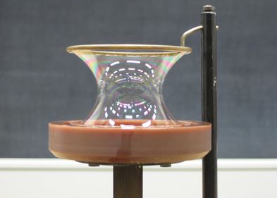 Katenoid aus Seifenhaut, Foto: Axel Märcker, Universität Leipzig Katenoid aus Seifenhaut