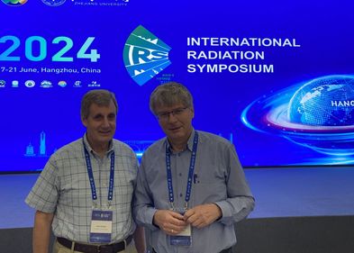 Prof. Dr. Manfred Wendisch (rechts) kurz nach seiner Wahl zum Präsidenten der International Radiation Commission (IRC). Er löst Peter Pilewskie (links) im Amt ab. Foto: Privat Auf dem Bild sind Prof. Dr. Manfred Wendisch (rechts) und Peter Pilewskie (links) zu sehen.