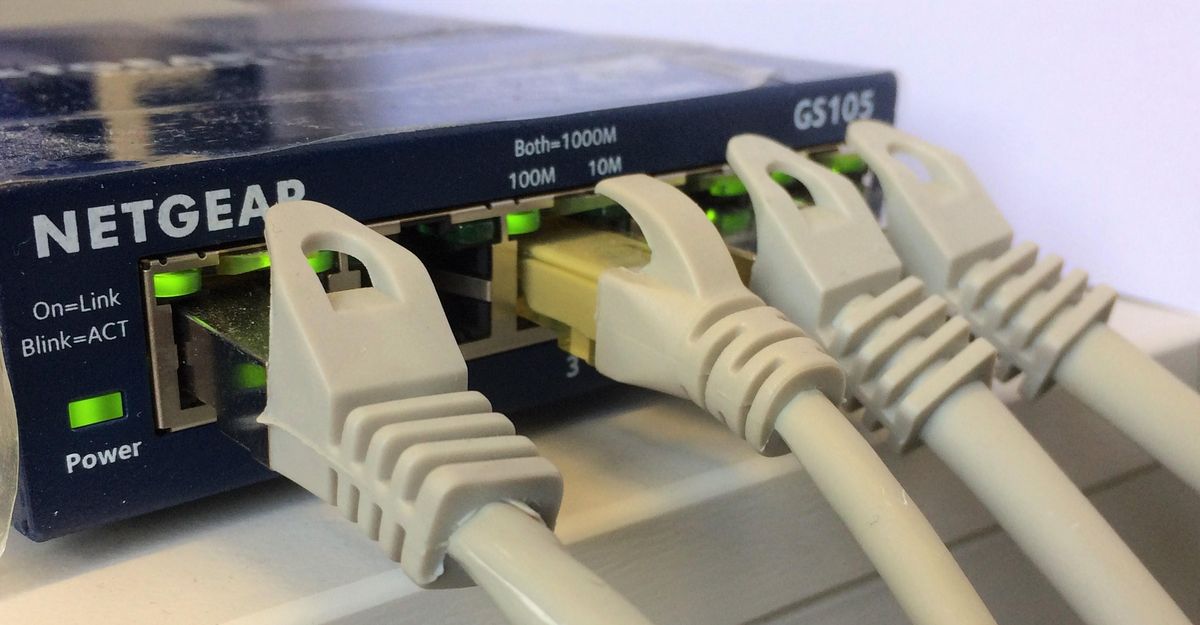 zur Vergrößerungsansicht des Bildes: Switch-Port mit Kabeln. Foto: Kartin Schandert / Universität Leipzig