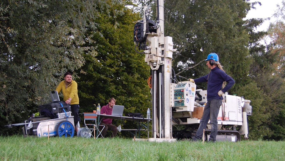zur Vergrößerungsansicht des Bildes: Drei Personen bei Umweltanalytischen Untersuchungen von Hochflutsedimenten im Lech-Einzugsgebiet