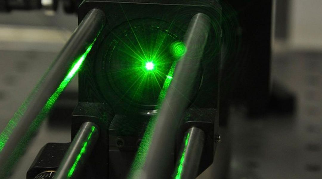Durchgang von grünem Laserlicht durch ein Pinhole