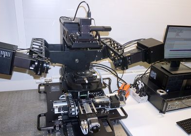 Mit diesem neuen Ellipsometer wurden die polarisationssensitiven Messungen durchgeführt. Mit diesem neuen Ellipsometer wurden die polarisationssensitiven Messungen durchgeführt.