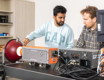 Ulbrichtkugeln verschiedener Größen stehen zur radiometrischen Kalibrierung von Kamera- und Spektrometersystemen zur Verfügung. Photo: Swen Reichhold