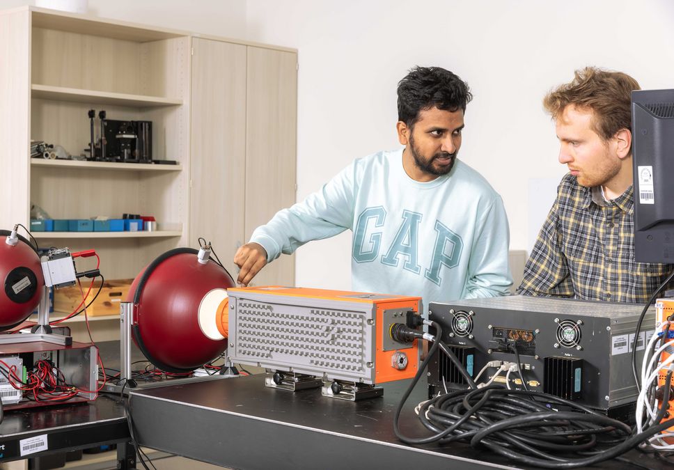 zur Vergrößerungsansicht des Bildes: Ulbrichtkugeln verschiedener Größen stehen zur radiometrischen Kalibrierung von Kamera- und Spektrometersystemen zur Verfügung. Photo: Swen Reichhold