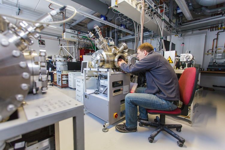 Student arbeitet in einem Raum, der ausgefüllt ist mit einem Gerät, Foto: Christian Hüller