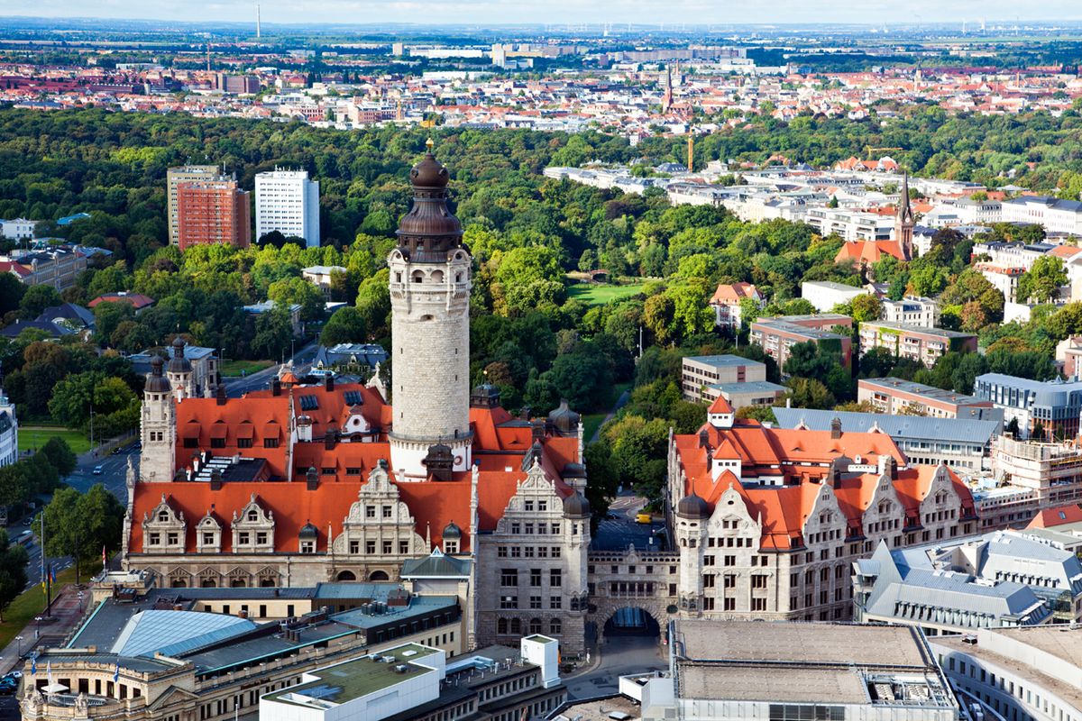 zur Vergrößerungsansicht des Bildes: Luftaufnahme des neuen Rathauses und des Johannaparks in Leipzig