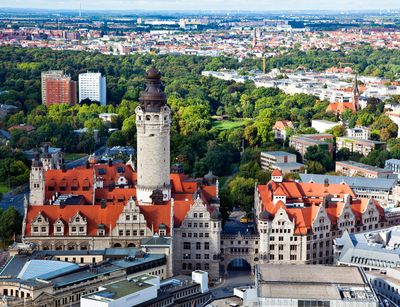 Luftaufnahme des neuen Rathauses und des Johannaparks in Leipzig