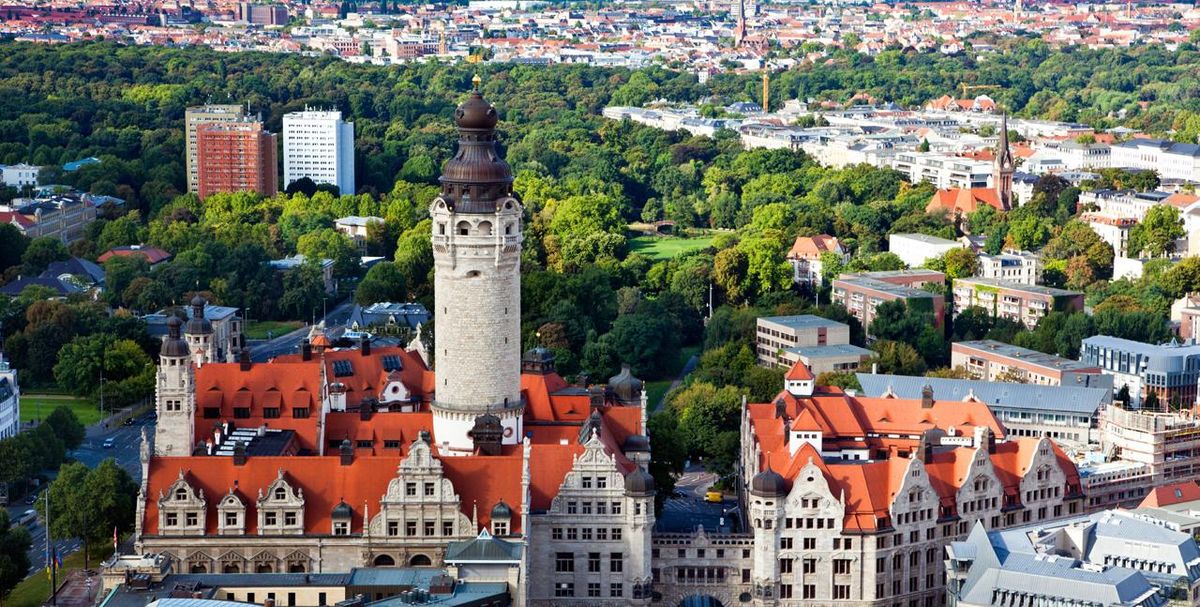 zur Vergrößerungsansicht des Bildes: Luftaufnahme des neuen Rathauses und des Johannaparks in Leipzig