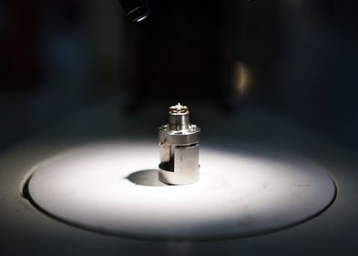 Das Herzstück für die Hochdruckzelle: der Stempel. Unter einem kleinen Stück Metall (Berylliumbronze) befindet sich ein Diamantstempel. Der Druck wird mithilfe des entgegengesetzten Diamanten (der sich in der Zellhülle befindet) durch starkes Zusammen Das Herzstück für die Hochdruckzelle: der Stempel. Unter einem kleinen Stück Metall (Berylliumbronze) befindet sich ein Diamantstempel. Der Druck wird mithilfe des entgegengesetzten Diamanten (der sich in der Zellhülle befindet) durch starkes Zusammenpressen erzeugt (mit der Hydraulikpresse).