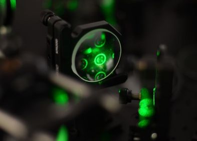 Das Foto zeigt die im Experiment für die Koordination von Schwärmen aus synthetischen Brownschen Mikroschwimmern verwendete Laseroptik.