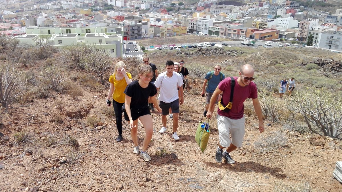 zur Vergrößerungsansicht des Bildes: Eine Gruppe junger Menschen steigt auf eine Anhöhe auf Teneriffa (Spanien).