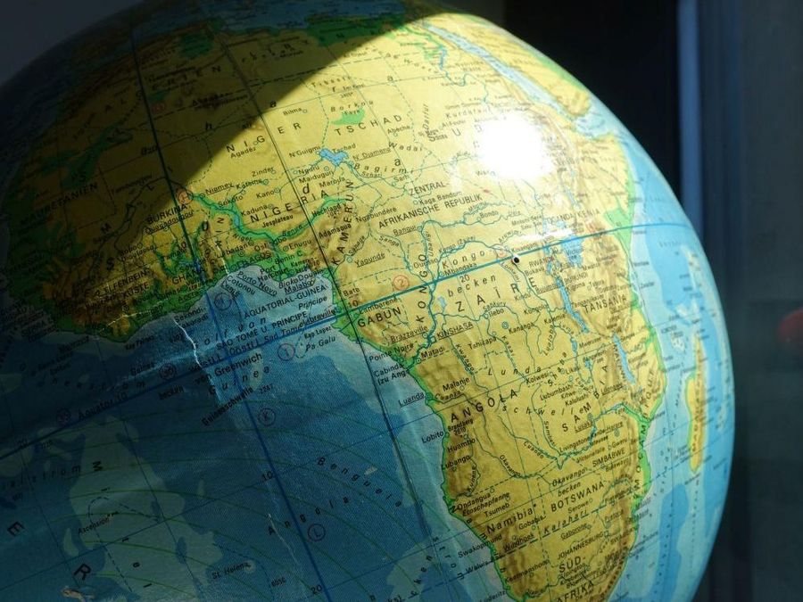 zur Vergrößerungsansicht des Bildes: Globus im Sonnenlicht, Foto: Kilian Peisker, Universität Leipzig