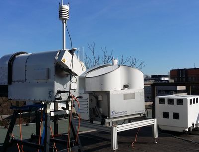 Satellitengebundene Beobachtung: Wolkenradar LIMHAT, LIMRAD und LIMCUBE im Messeinsatz auf dem Dach des Leipziger Instituts für Meteorologie. Foto: Heike Kalesse-Los / Universität Leipzig