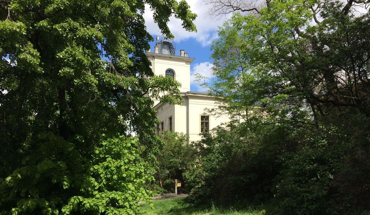 Leipzig Institute of Meteorology in the former observatory on Stephanstraße with trees in the foreground. Photo: Katrin Schandert