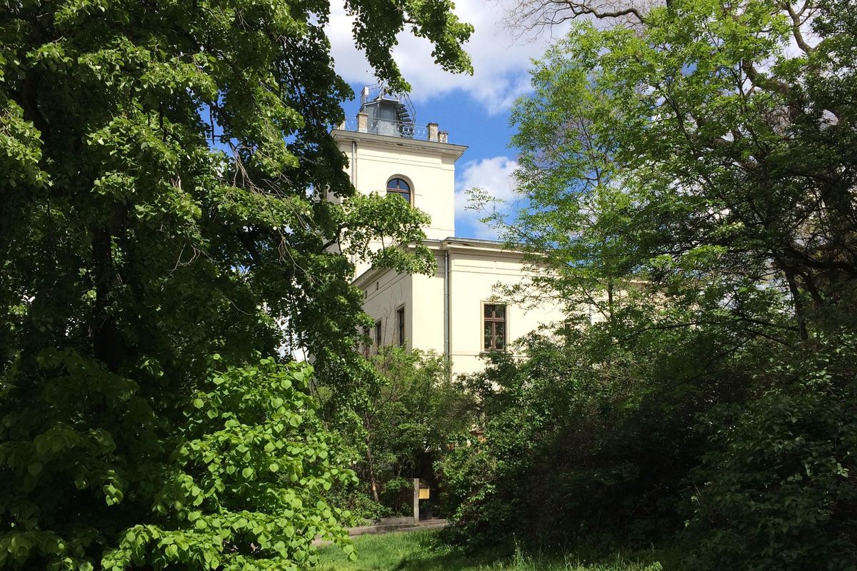 zur Vergrößerungsansicht des Bildes: Leipziger Institut für Meteorololgie in der Stephanstraße mit Bäumen im Vordergrund. Foto: Katrin Schandert