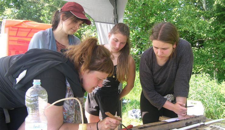 Studierende werden im Feldpraktikum angeleitet einen Bohrkern anzusprechen, Foto: C. Zielhofer