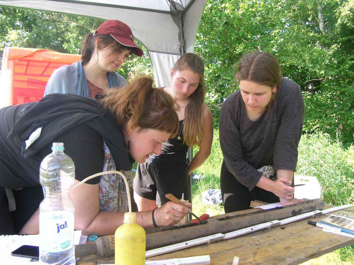 enlarge the image: Studierende werden im Feldpraktikum angeleitet einen Bohrkern anzusprechen, Foto: C. Zielhofer