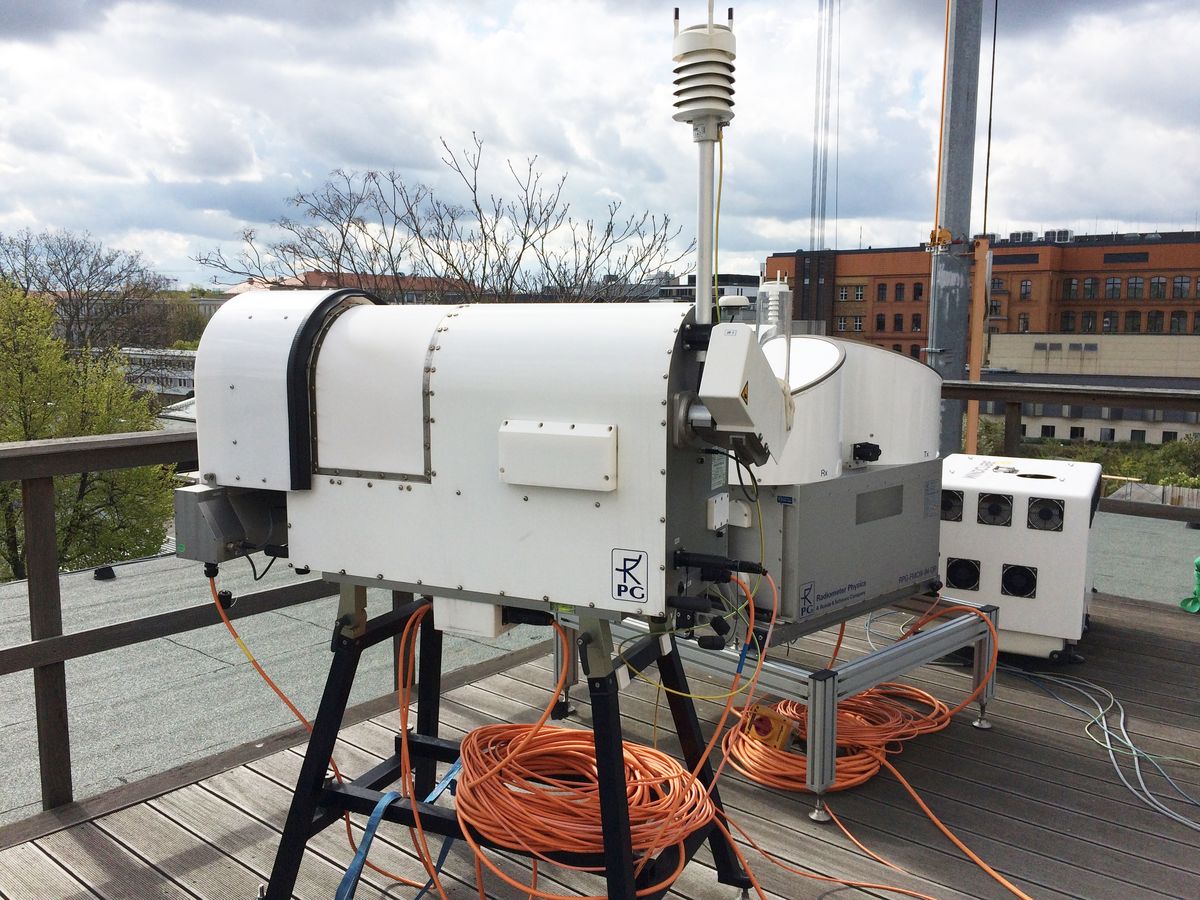 Foto: Katrin Schandert zur Vergrößerungsansicht des Bildes: Satellitengebundene Beobachtung: LIMHAT auf dem Dach des Leipziger Instituts für Meteorologie. Foto: Katrin Schandert / Universität Leipzig