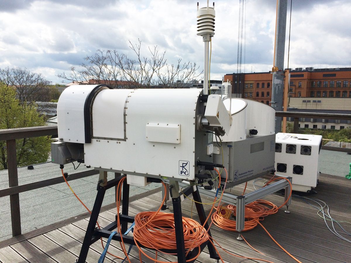 enlarge the image: Ground based observations: LIMHAT on the roof of our institute. Photo: Katrin Schandert / Universität Leipzig