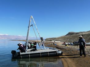 Die Bohrplattform wird auf den See Karakul in Tadschikistan bei Sonnenschein zu Wasser gelassen, Foto: S. Mischke