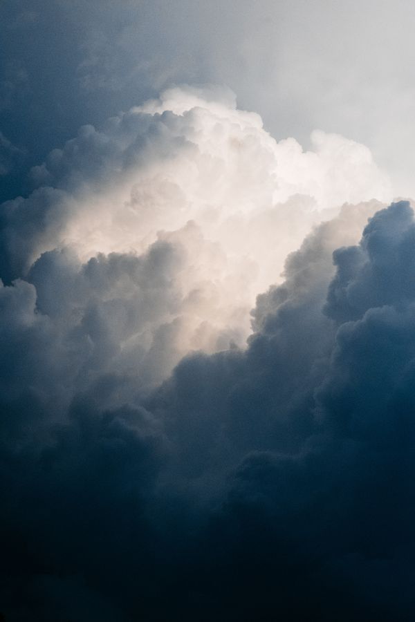 zur Vergrößerungsansicht des Bildes: Dunkle Gewitterwolke am Himmel. Foto: Tom Barrett