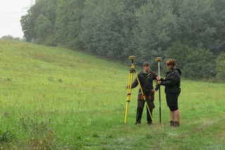 Studierende vermessen Punkte an einem Hang an der Weißen Elster mittels DGPS bei Nebel, Foto: A. Köhler