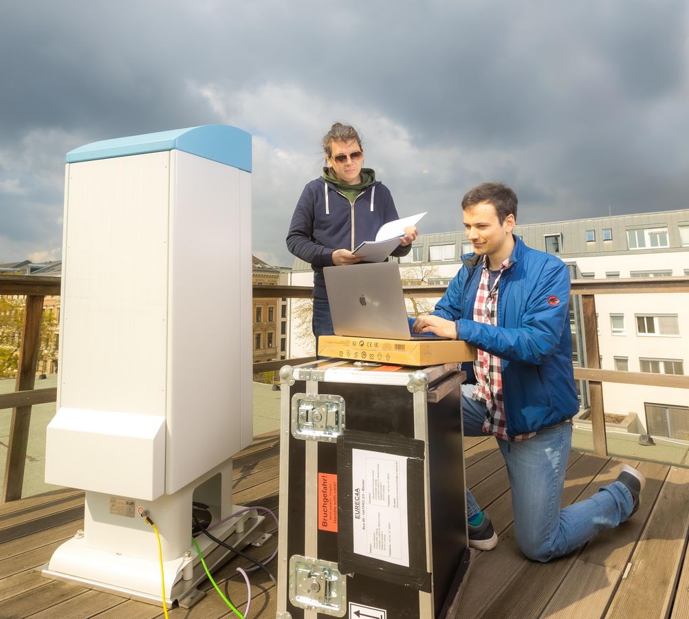 zur Vergrößerungsansicht des Bildes: Bodengebundene Fernerkundung: Ceilometer 15k im Messeinsatz auf dem Dach des Instituts für Meteorologie. Foto: Swen Reichhold