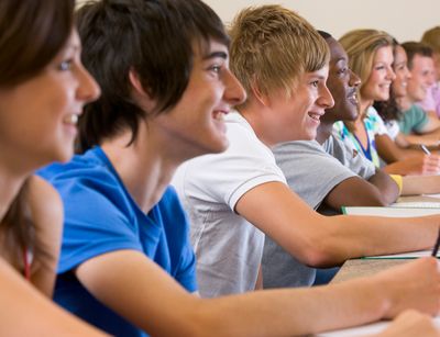 Studierende im Hörsaal sitzend