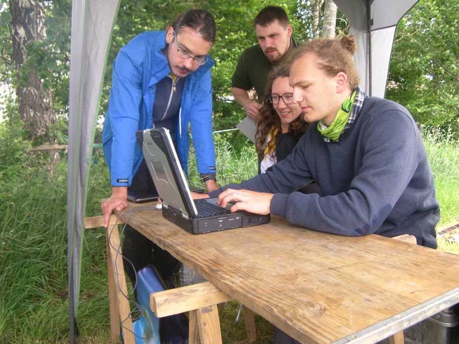 zur Vergrößerungsansicht des Bildes: Studierende führen eine Erstauswertung der im Feld erhobenen Daten am Computer durch, Foto. C. Zielhofer