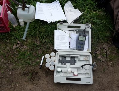 Foto eines pH-Meters bei der Messung des pH-Werts von Bodenproben in Taucha während eines Praktikums, A. Köhler